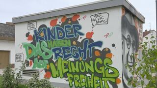 Jedes Jahr kommt im Stadtbild ein Graffiti-Bild dazu, in dem auf ein UN-Kinderrecht hingewiesen wird. Das neueste ist im Juli am Alfred-Delp-Platz entstanden.