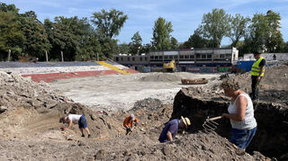 Hinten die Reste des Eisstadions und vorne? Da suchen Archäologen der REM bei Ausgrabungen während Friedrichspark-Abrisses nach einem alten Gebäude.