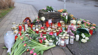 St. Leon-Rot: Blumen und Kerzen zum Gedenken an das Opfer liegen vor einer Schule