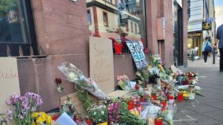 Blumen und Kerzen wurden nach dem Vorfall am Marktplatz abgelegt.