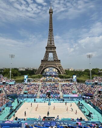 Unter dem Eiffelturm werden die Beachvolleyball-Wettbewerbe ausgetragen.