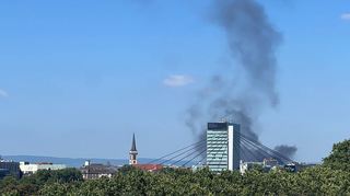 Eine dunkle Rauchsäule stieg am Montag vor einer Woche in Ludwigshafen auf. Die Ermittlungen im BASF-Werk laufen weiter.