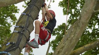 Bei den Ferienspielen ging es auch hoch hinaus: Der elf Jahre alte Michal beim Klettern.