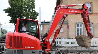 Wird da ein Kindheitstraum wahr? Am Käfertaler OEG-Bahnhof darf Oberbürgermeister Christian Specht große Mengen Erde hin und her schaufeln – beim ersten „Baggerbiss“ zum Start eines weiteren Bauabschnitts für den Radschnellweg Mannheim-Viernheim-Weinheim.