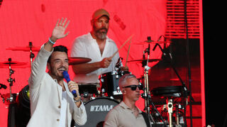 Giovanni Zarrella (links) und seine Band begeistern im Schwetzinger Schlossgarten.