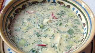 Okroschka ist eine Gemüsesuppe, die kalt auf der Basis von Kwas oder Kefir serviert wird.