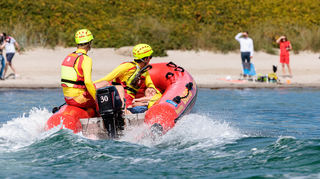 DLRG-Rettungsschwimmer bringen bei einer Übung einen Statisten zurück an den Strand. Die Zahl der Badetoten ist in diesem Jahr in Baden-Württemberg höher als im Vergleichszeitraum 2024.