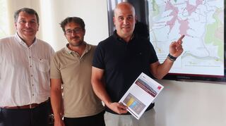Bürgermeister Christoph Oeldorf (v.l.), Jakob Lenz und Bürgermeister David Faulhaber stellen die Waldflächen vor, die für Windkraftanlagen in Frage kommen.