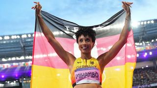Freude nach Silber: Malaika Mihambo lässt sich nach dem Weitsprung-Finale kurz von den Fans feiern.