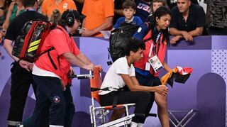 Malaika Mihambo aus Oftersheim wird nach dem Olympia-Weitsprungfinale in Paris von medizinischem Personal abtransportiert.