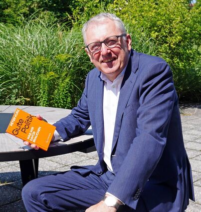 Peter Kurz mit seinem Buch. Der 61-Jährige sagt, es zu schreiben sei ihm ein Bedürfnis gewesen.