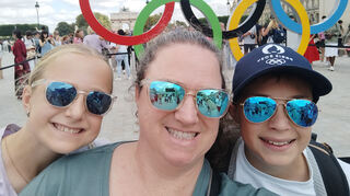 „Es war ein Kindheitstraum von mir“: Carla (v.l.), Sabine und Leif Sütterlin bei den Olympischen Spielen in Paris.