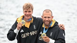 Jacob Schopf (l.) und Max Lemke jubeln mit ihrer Goldmedaille.