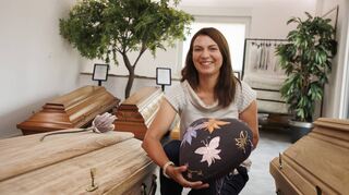 Seit sechs Jahren führt Tina Föhr, Meisterin im Bestattungshandwerk, das Bestattungshaus Schlosser in dritter Generation.