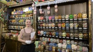 Es kann losgehen: Antonia Brehme, neue Inhaberin des Heidelberger Zuckerladens, freut sich auf die ersten Kunden in der Neugasse.