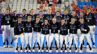 Nach dem Tumult im Anschluss an das Spiel setzte sich beim DHB-Team die Freude über Silber durch.