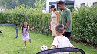 Die fünfjährige Leonie spielt mit ihrem besten Kindergartenfreund Lian im Ludwigshafener Garten Fußball. Mama Kiwi und Papa Segid schauen zu.
