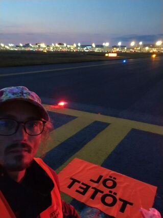 Semmler auf dem Rollfeld des Flughafens in Frankfurt.