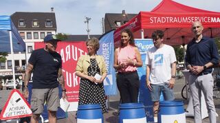 Uwe Franken (RhineCleanUp Koordinator für die Metropolregion Rhein-Neckar), Bürgermeisterin Diana Pretzell, Alexandra Kriegel (Leiterin Stadtraumservice Mannheim), Alexander Baum (Projektleiter Surfrider Baden-Pfalz), Petar Drakul (Innenstadtbeauftragter des Oberbürgermeisters, Leiter Projekt FutuRaum) auf dem Mannheimer Marktplatz.