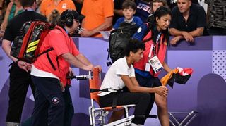 Dramatisches Bild: Weitspringerin Malaika Mihambo verlässt das Stadion nach ihrer Silbermedaille bei den Olympischen Spielen in Paris im Rollstuhl.