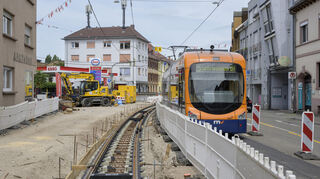 Die Bauarbeiten in der Dossenheimer Landstraße (B3) gehen voran, jetzt werden die ersten Gleise verlegt.
