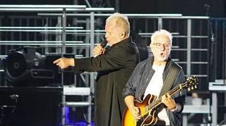 Herbert Grönemeyer mit Gitarrist Jakob Hansonis in Karlsruhe.