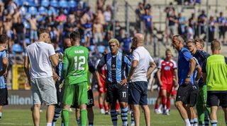 Die Mannschaft und Cheftrainer Marco Antwerpen lassen nach der Niederlage die Köpfe hängen.
