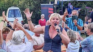 Sängerin Tamara Schwetasch von der Partyband Pusch sorgt in der ASV-Kerweklause am Stadtrand für Stimmung.