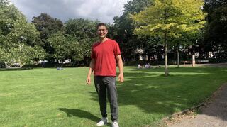 Karim Baghlani auf dem Schillerplatz. Als Jura-Student verbrachte er hier gerne seine Pausen. Fürs erste Semester zahlte er noch 500 Euro Gebühren.