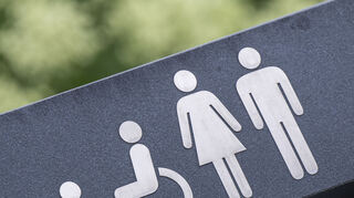 Eine Toilette für Mitarbeitende am Arbeitsplatz ist Pflicht.