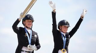 Deutsche Dressurreiter-Dominanz: Jessica von Bredow-Werndl (re.) gewann Gold im Einzel und Team. Isabell Werth holte Team-Gold und Einzel-Silber.