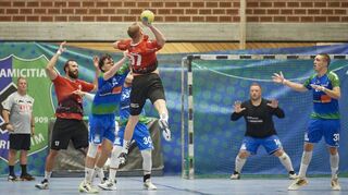 Packenden Handballsport erleben die Fans beim Osada-Cup. Das Derby zwischen der SG Heddesheim und dem TSV Amicitia endet mit 25:14.