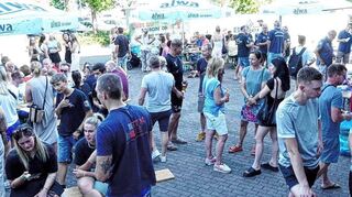 Über den Turnierverlauf und die Form der einzelnen Teams diskutieren die Besucher im Biergarten vor der Waldsporthalle.