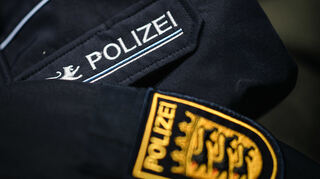 Ein Jahr nach dem Freispruch für den ranghöchsten Polizeibeamten des Landes vom Vorwurf der sexuellen Nötigung laufen gegen den Mann noch immer mehrere Verfahren