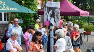 Zur Eröffnung der Vernissage vor der Alten Feuerwache waren zahlreiche Gäste und Betroffene gekommen.