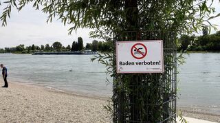 Baden ist – nicht nur – am Strandbad in Mannheim verboten. Die Strömung ist gefährlich – und nach Starkregen könnten auch viele Fäkalkeime im Wasser unterwegs sein.