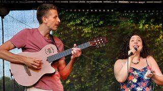 Jazzsängerin Juliana Blumenschein (r.) und Gitarrist Florin Küppers beim Konzert auf der Sommerbühne der Alten Feuerwache.