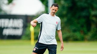 Möchte sich bei der Eintracht durchsetzen: Frankfurts Trainer Dino Toppmöller weiß, dass sein Welpenschutz am Main nach einem fußballerisch wechselhaften Jahr abgelaufen ist.