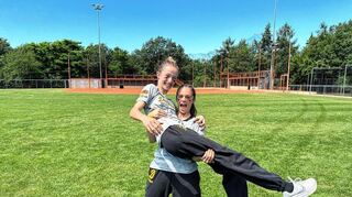 Emma (l.) und Alexandra von den Raubrittern Schriesheim freuen sich in Prag über den fünften Platz bei der U 15-Softball-Europameisterschaft.