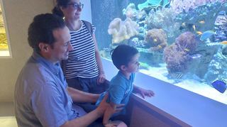 Andreas, Julia und ihr Sohn Erik am Becken 14.