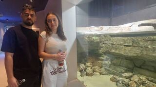 Taylan (l.) und Jolien vor der Anlage mit Bewohnern aus Neuguinea. Die Schildkröten sind Joliens klare Favoriten.