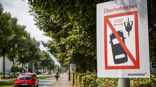 Blick in die Rheingoldstraße: Die Markierung des Radstreifens wird demnächst entfernt.