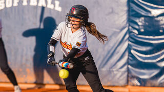 Alexandra gibt bei der U 15-Softball-Europameisterschaft alles.