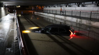 Schweres Unwetter am Abend im Raum Bruchsal. In der sogenannten Siemens-Unterführung ist ein Auto regelrecht abgesoffen