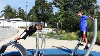Auch die Fitnessgeräte haben Nico (links) und Julian getestet. Wie diese zu handhaben sind, lässt sich auf Info-Tafeln nachlesen.