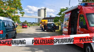 Auf der Friesenheimer Insel wurde eine Weltkriegsbombe aus England gefunden. Im Bild die Absperrung in der Inselstrasse, Mannheim.