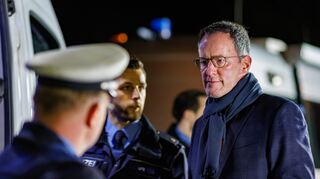 Michael Ebling (r, SPD), Innenminister von Rheinland-Pfalz, bei einer Polizeikontrolle.