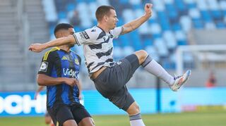 Sandhausens Jonas Weik (r.) – – hier im Zweikampf mit Saarbrückens Simon Stehle – hat sich in diesem Spiel das Kreuzband gerissen.