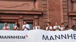 Empfang der Mannheimer Olympioniken auf dem Balkon des Rosengartens: Moderator Oliver Sequenz (von links), Yemisi Ogunleye, Simon Batz, Richard Vogel, Teo Hinrichs, Justus Weigand und Gonzalo Peillat.