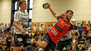 Gegen St. Raphael spielte Löwe David Móré im gelben Trikot samt WTG-Schriftzug. In den Partien gegen Mors Thy (Bild links mit Steven Plucnar) und Sävehof (Bild rechts mit Gustav Davidsson) zierte das Klinikum Schloss Lütgenhof die Trikotbrust